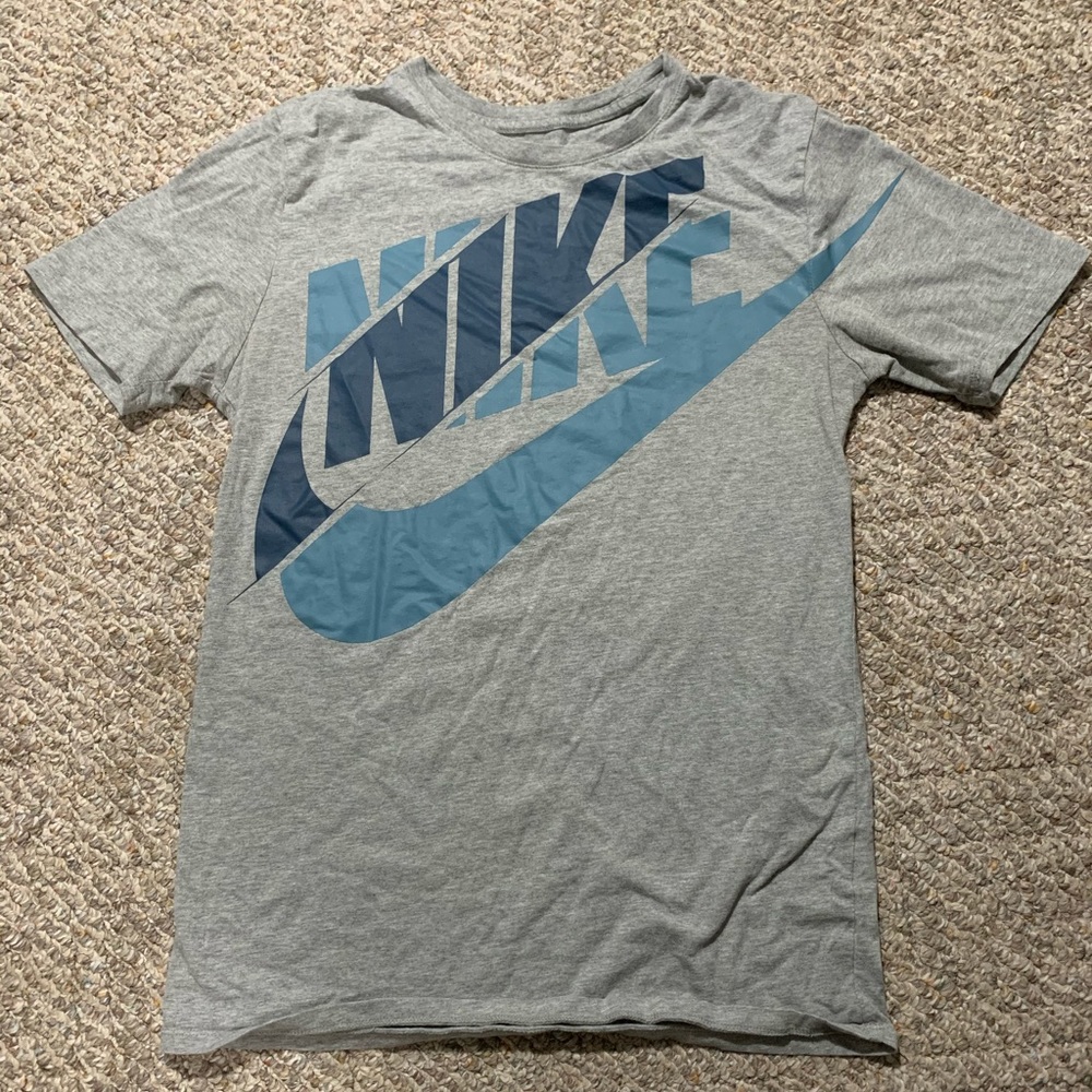 Men’s Nike shirt